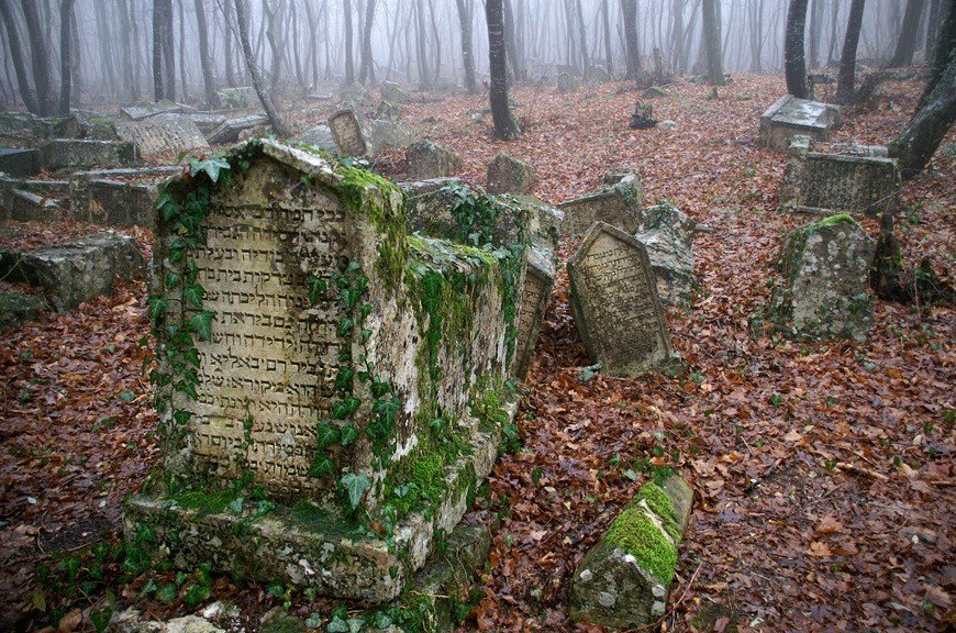 Караимское кладбище в Чуфут-Кале Крым
